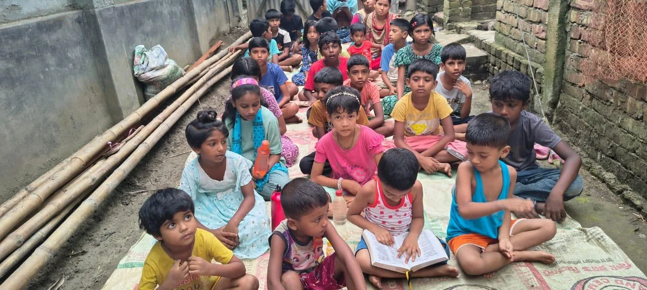 Children sitting together with their books during a class
